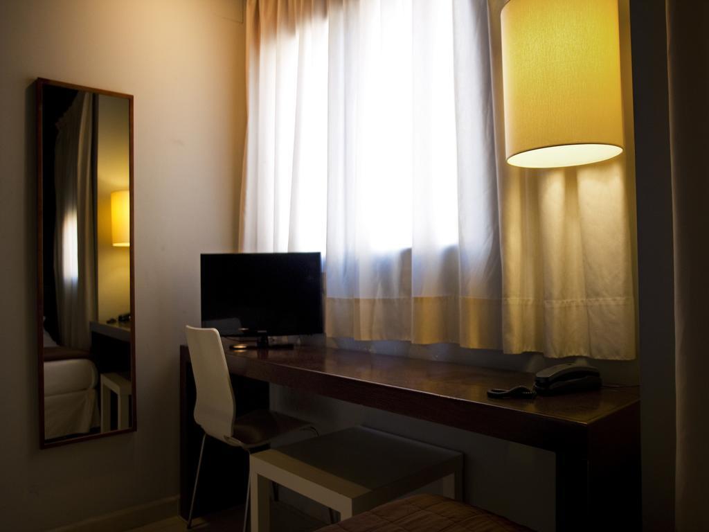 Hostal Badaloni Badalona Rum bild